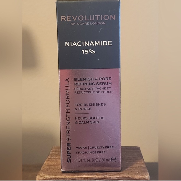Revolution Skincare London Niacinamide 15% Blemish & Pore Refining Serum - Picture 2 of 6